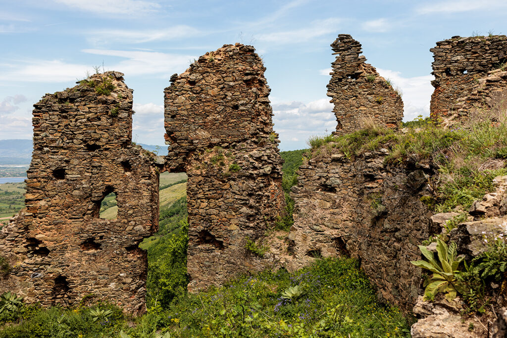 ruinele zidurilor cetății Colț castelul din Carpați