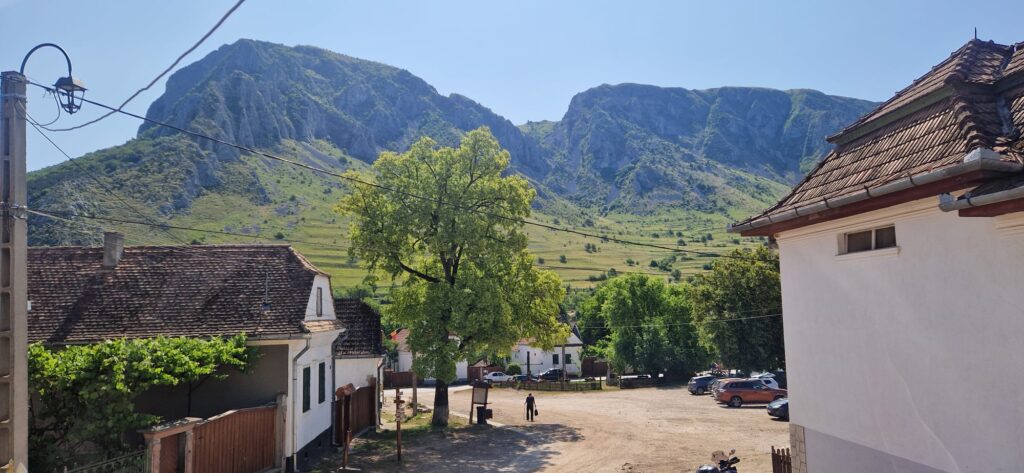 Piatra din Trascău de la fereastra unei case din Rimetea